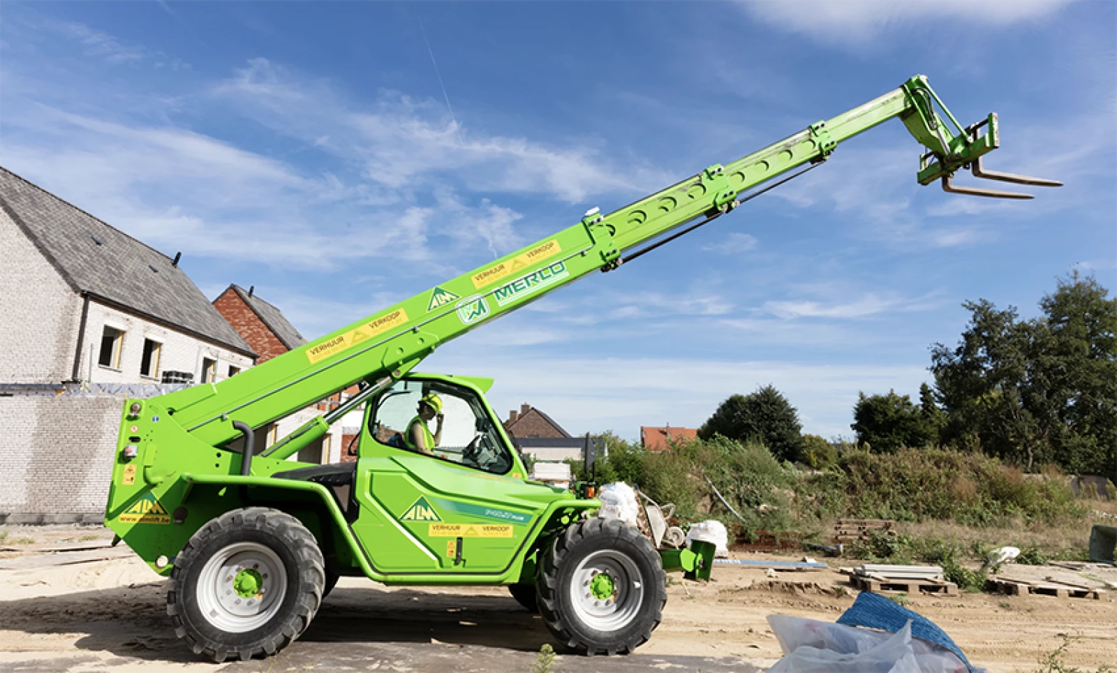 Merlo verreiker huren of kopen voor uw bouwproject? Krachtig, wendbaar en perfect voor zwaar tilwerk op ruw terrein. Bekijk direct ons aanbod!