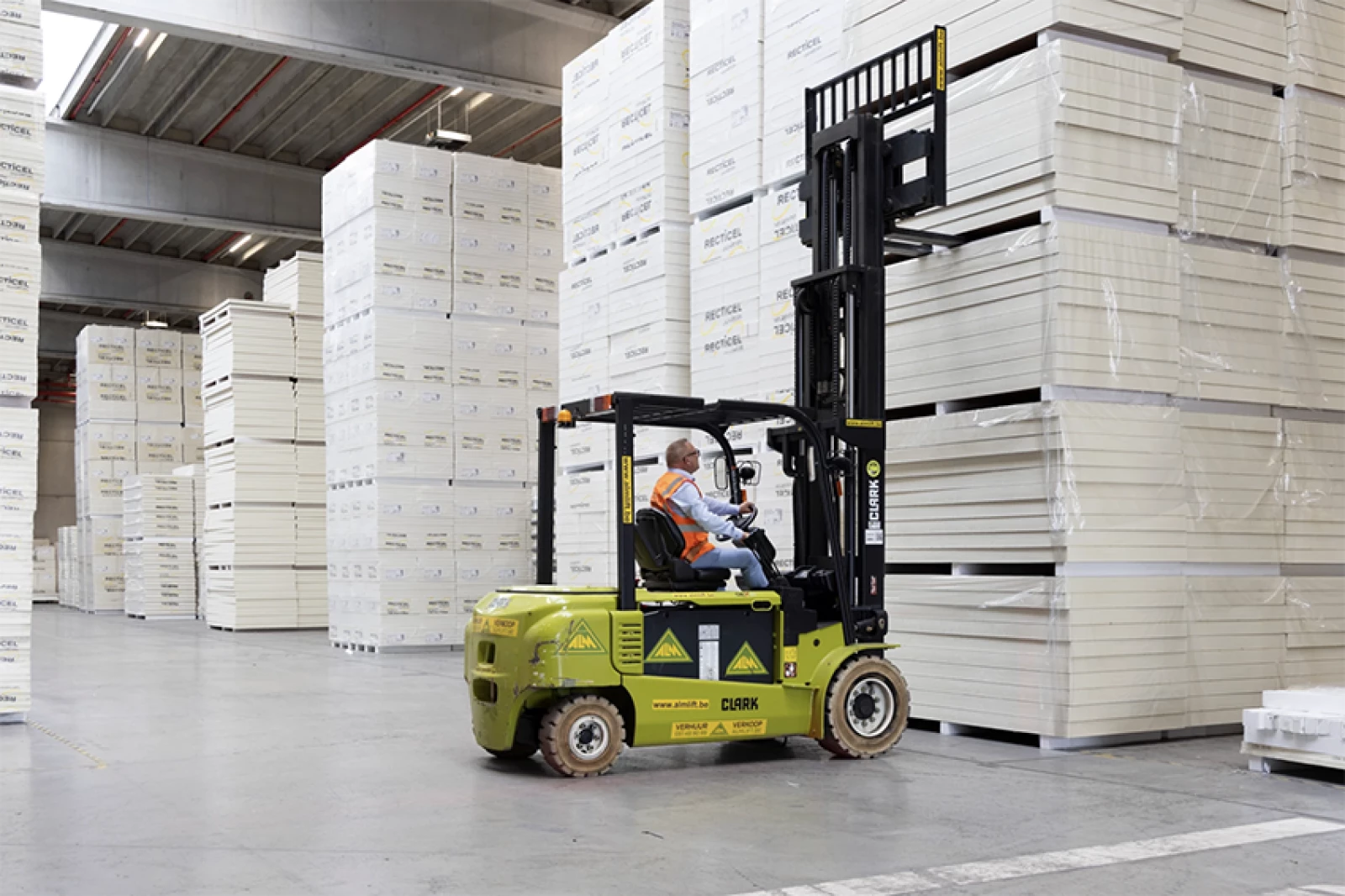 Betrouwbare Clark heftruck huren of kopen? Optimaliseer uw magazijn en logistiek met onze krachtige interne transportmiddelen. Bekijk het aanbod!