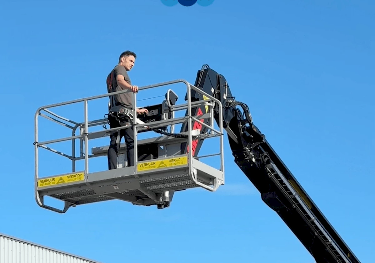 Un collaborateur utilise une nacelle élévatrice contrôlée en hauteur chez ALM