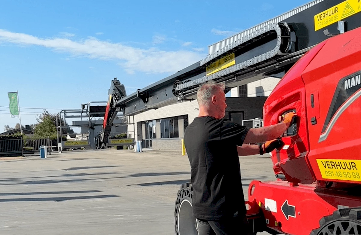 Technische controle van een Manitou-hoogwerker bij ALM in Pittem